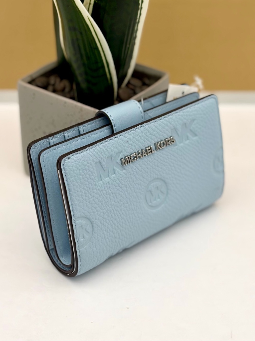 MICHAEL KORS Jet Set Travel Medium Logo Debossed Billfold Wallet